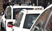 taxi:-a-roma-7.700-licenze,-a-parigi-quasi-10-mila-in-piu